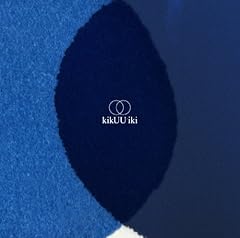 目が明く藍色